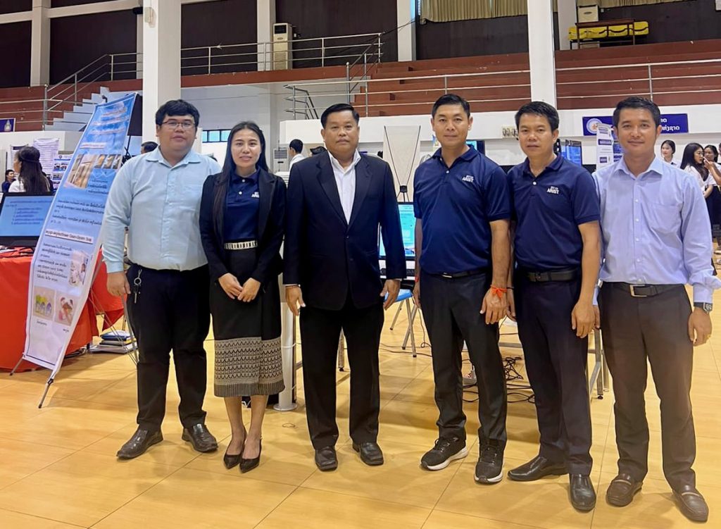 ຂົ້າຮ່ວມວາງສະແດງຜົນງານການຄົ້ນຄວ້າວິທະຍາສາດ, ຜະລິດຕະພັນ ແລະ ສິນຄ້າ ໃນງານສະເຫຼີມສະຫຼອງ ວັນວິທະຍາສາດແຫ່ງຊາດ ຄົບຮອບ 37 ປີ